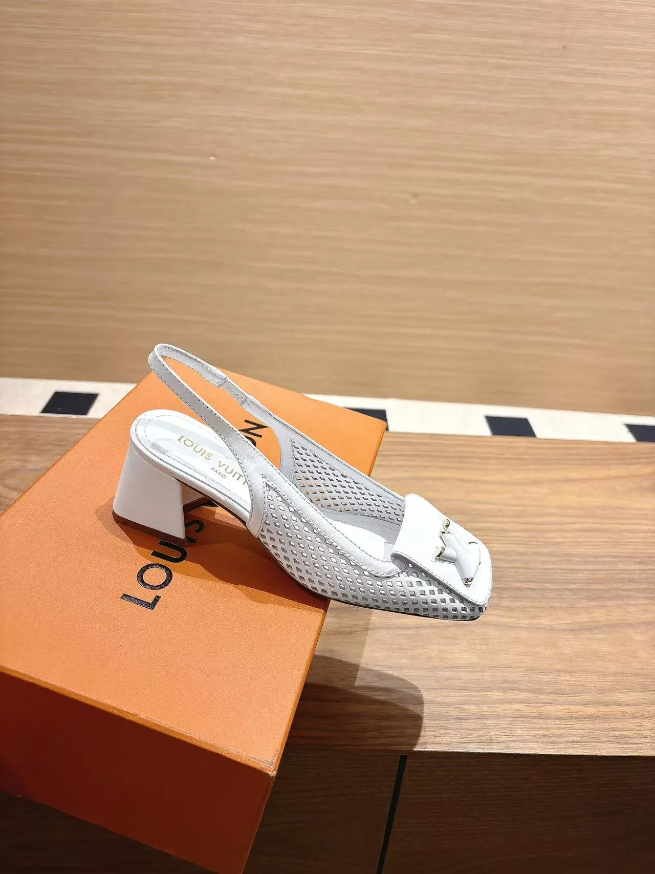 👟👟Ex-factory price 600👟👟 LV Louis Vuitton 25ss top version. Features the latest SHAKE hollow slingback sandals. Hard goods are new. Purchasing level! Full of high-end sense! A popular one among domestic and foreign bloggers. It is retro and fashionable and looks great on the feet! The main model on the official website. Upper: original customized cowhide surface. Lining: imported goatskin lining. ·Outsole: original Italian leather outsole ■Height: 3.5cm5.5cm ·Shoe size: 35-40 (41, 42 customizations are not returnable)